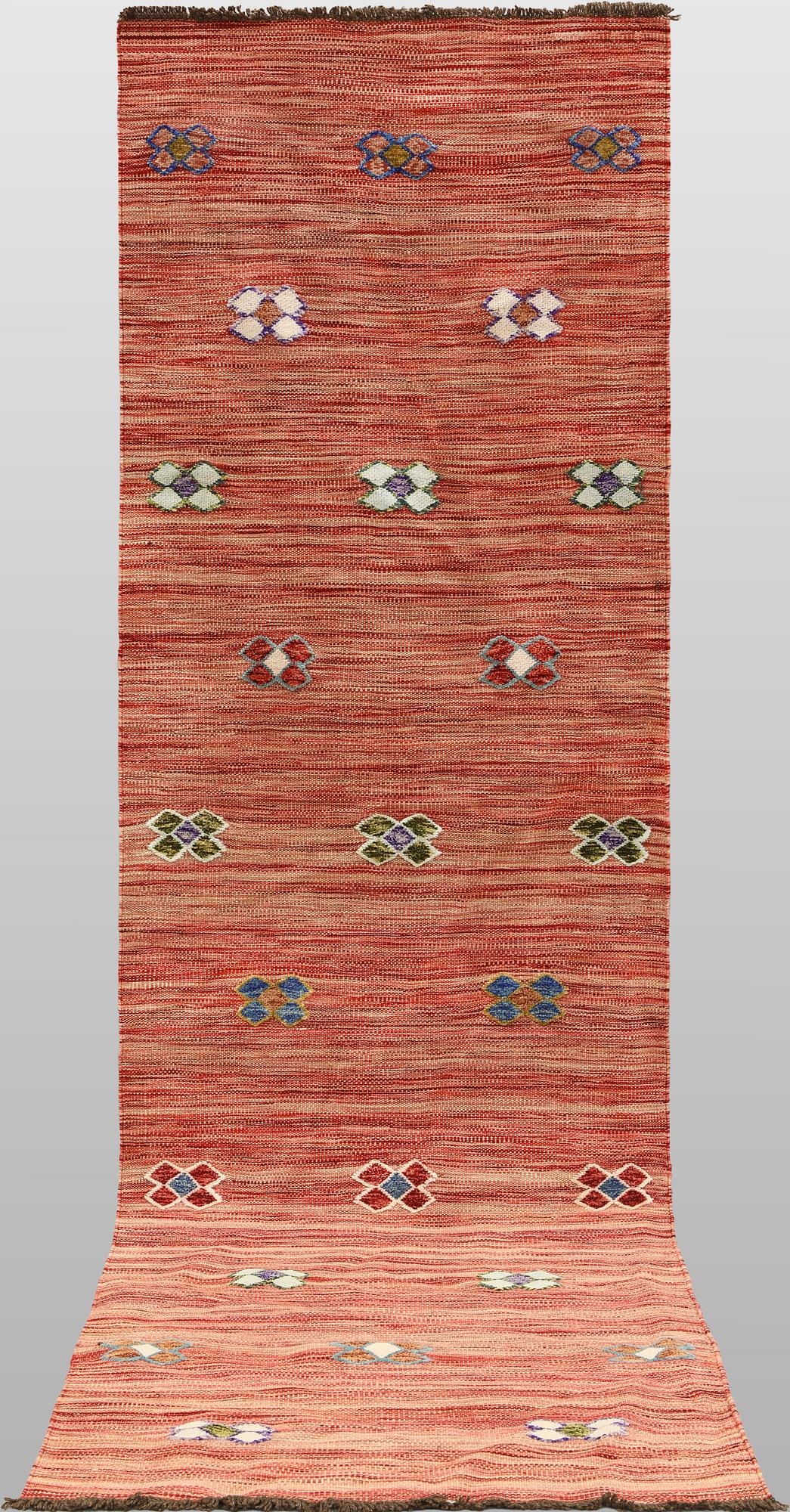 A Kilim runner carpet, 287 x 78 cm.