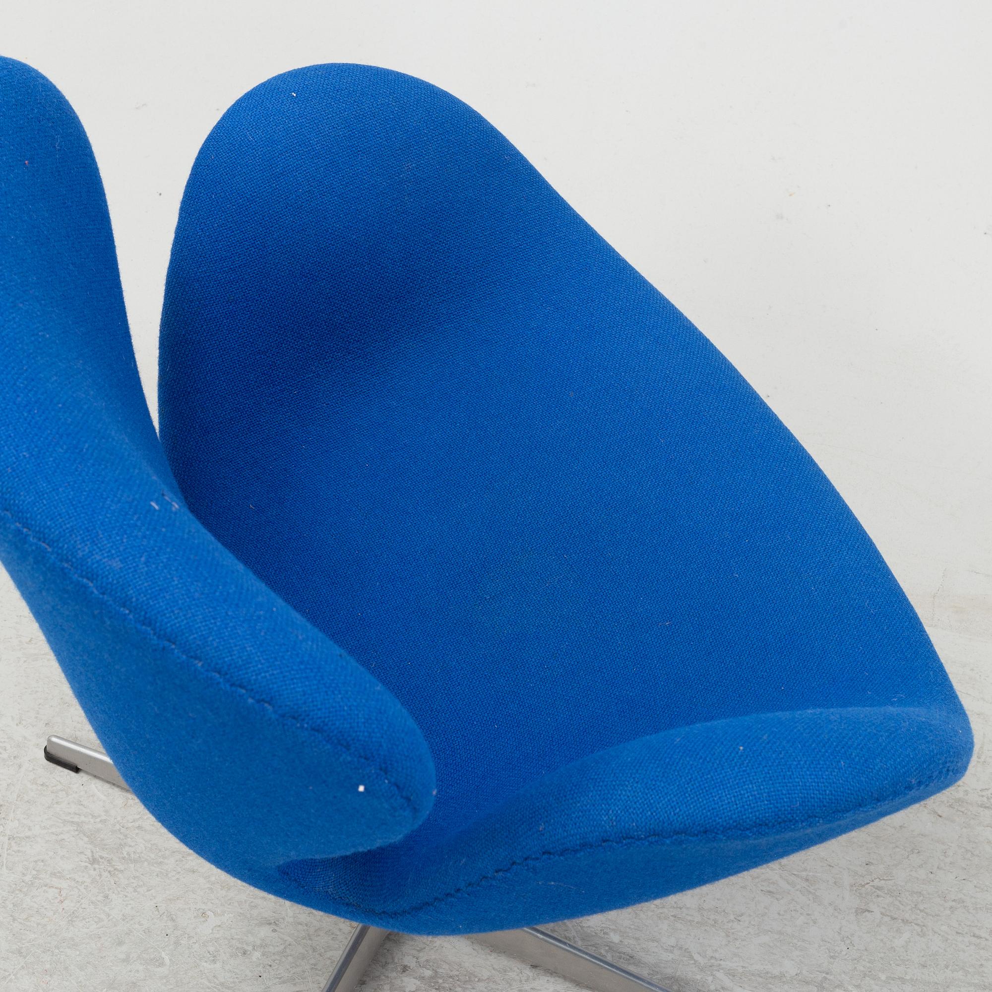 Arne Jacobsen, fåtölj, "Svanen", Fritz Hansen, Danmark, daterad 2005.