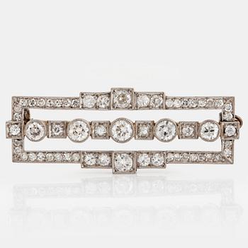 983. A platinum and gold brooch set with old- and eight-cut diamonds with a total weight of ca 2.00 cts.