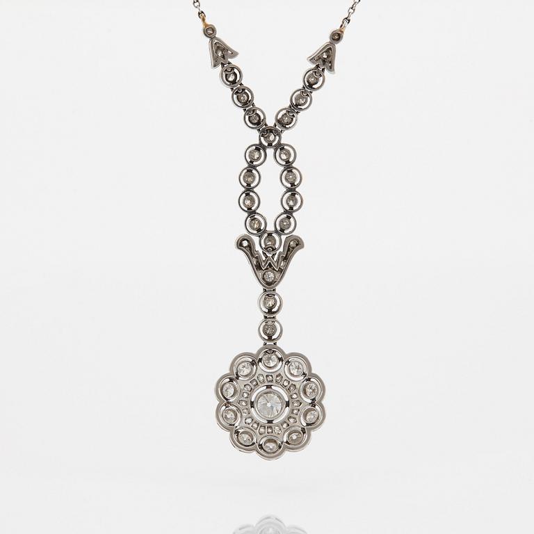 Collier platina med gammal- och rosenslipade diamanter.