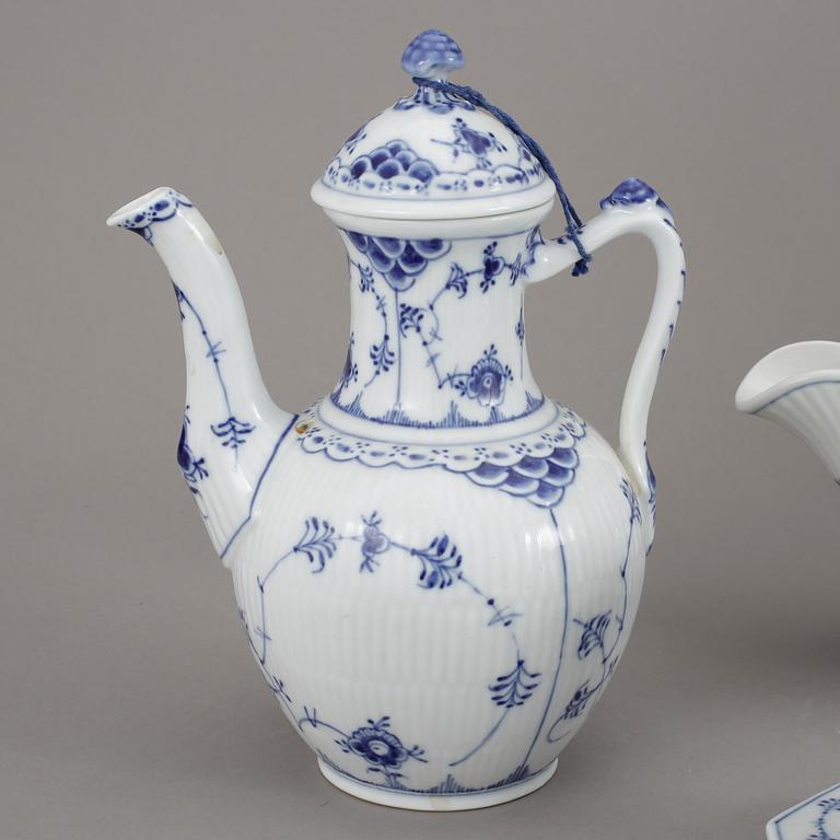 MATSERVIS, 64 delar, porslin, "Musselmalet", Royal Copenhagen.