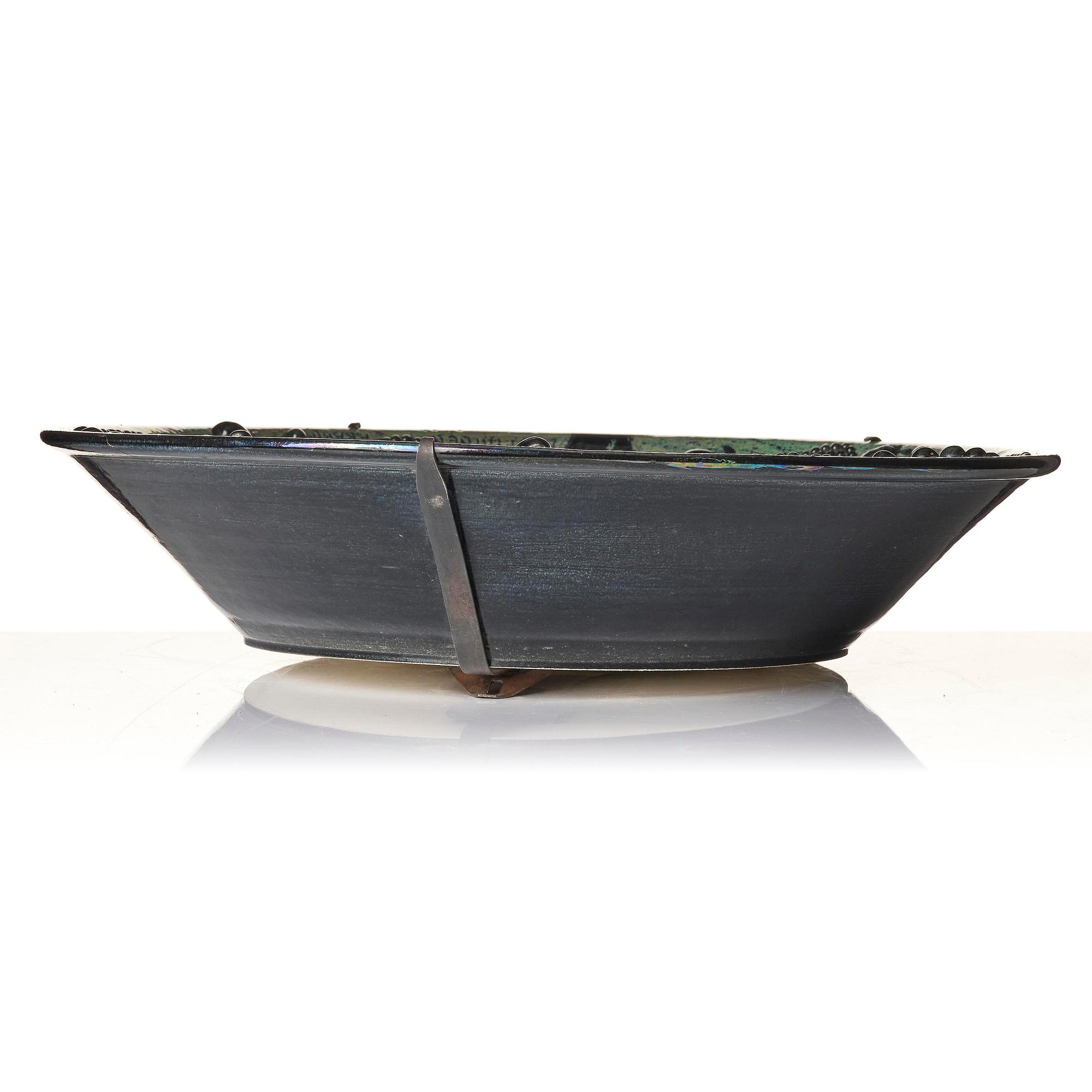 Birger Kaipiainen, a large decorative stoneware dish, Arabia, Finland, probably 1970s.