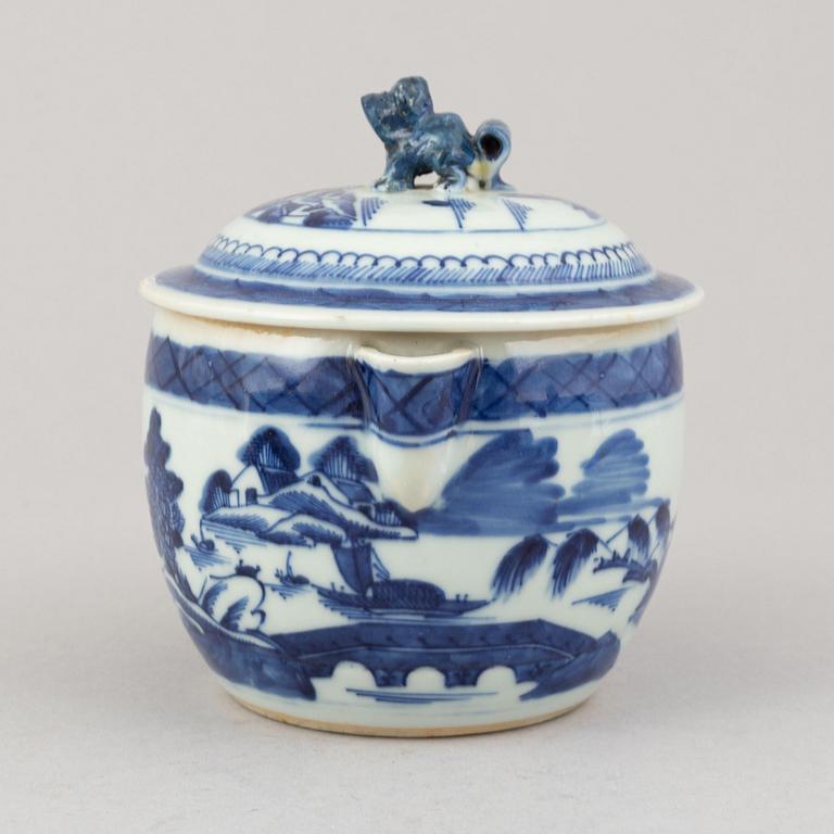 A group of Chinese porcelain, 17th, 19th and 20th century.