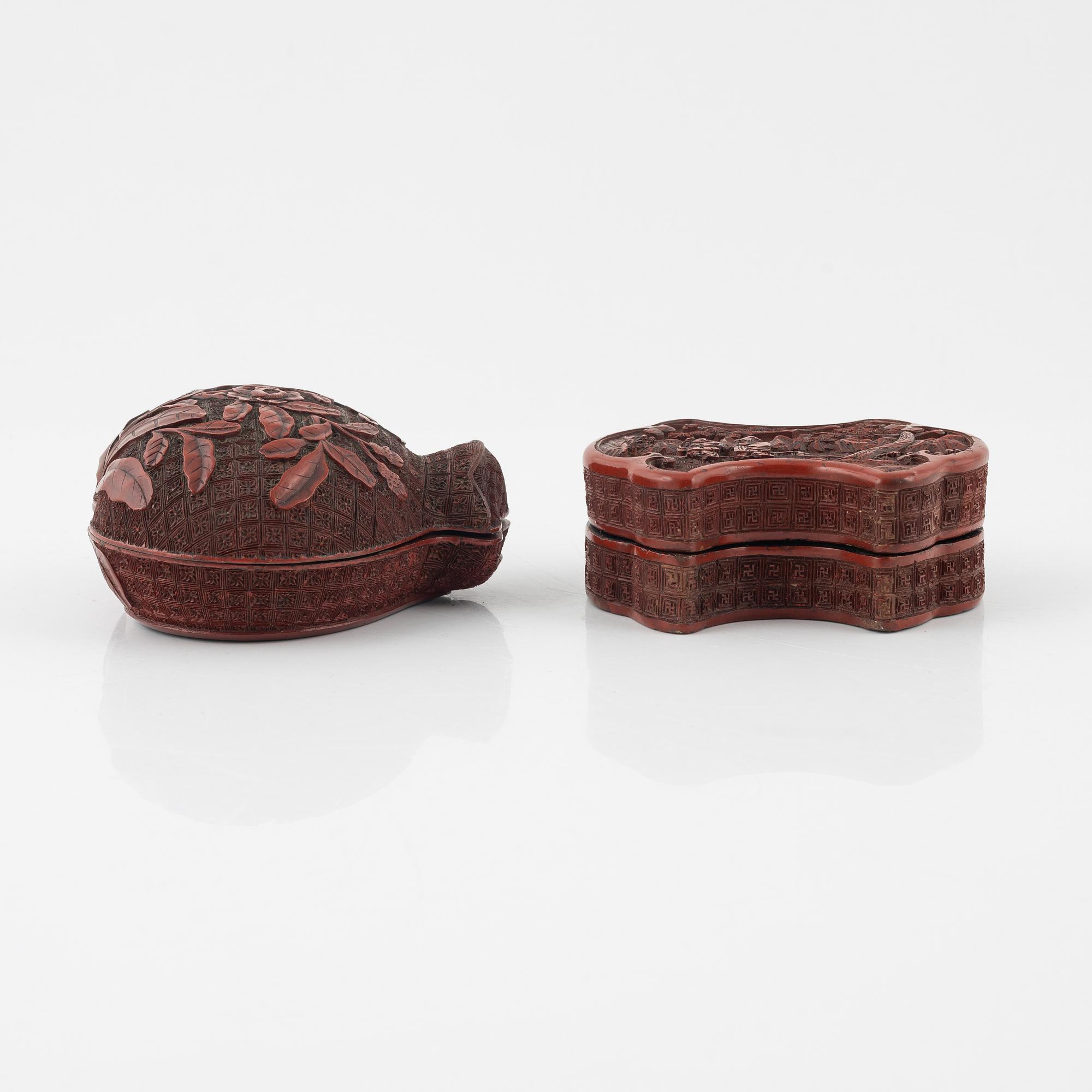 Askar med lock, två stycken, lack. Kina/Japan, 1900-talets början.