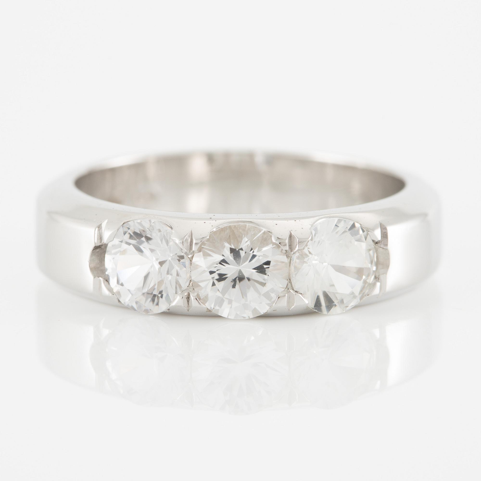 Ring 14K vitguld med tre vita safirer.