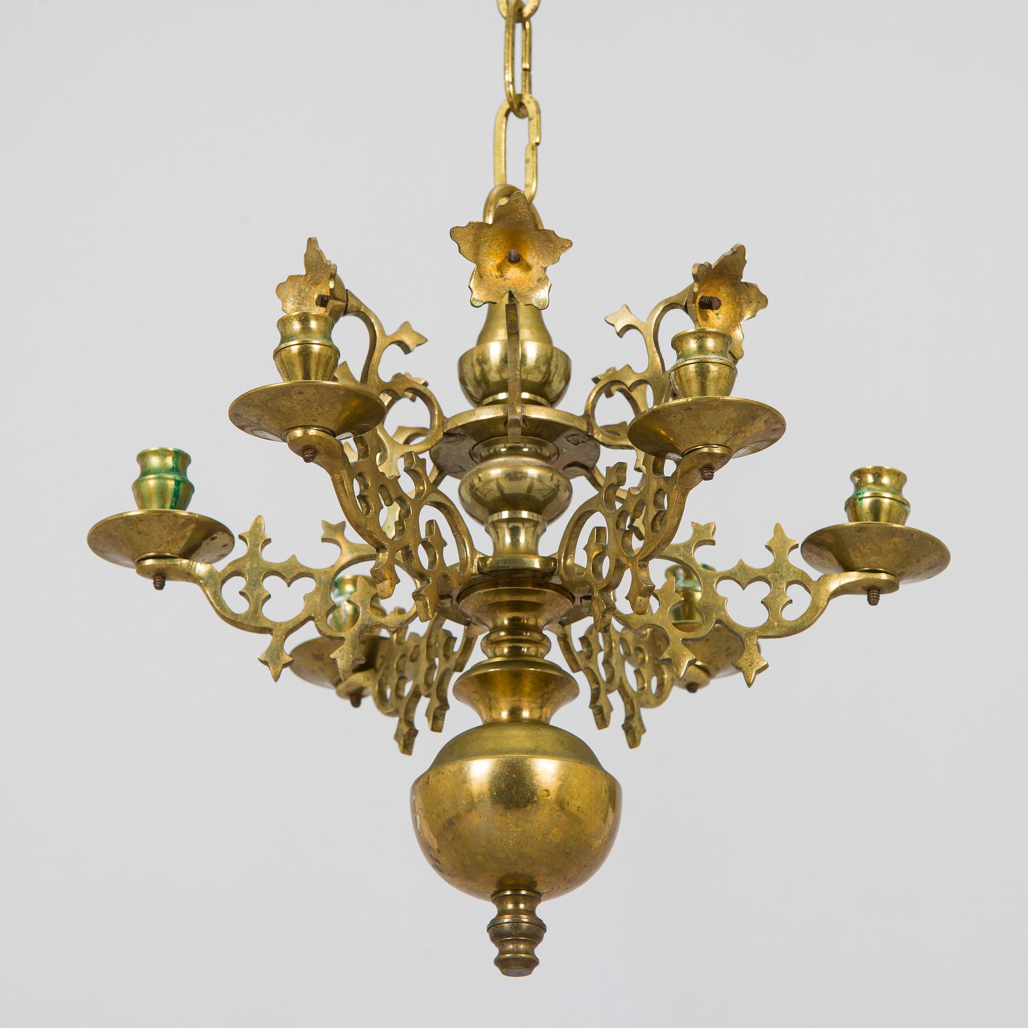 Kynttiläkruunu, messinkiä, 1900-luvun alkupuoli.