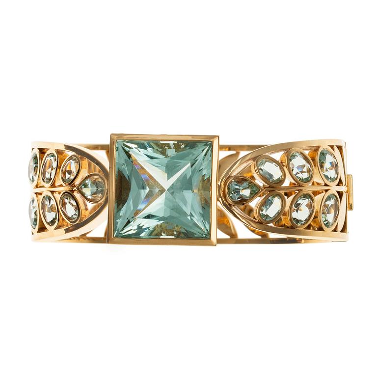 ARMRING, 18K guld, akvamariner ca 50 ct, briljantslipade diamanter ca 0,70 ct. TEMPLE ST. CLAIR, USA. Vikt 93 g.