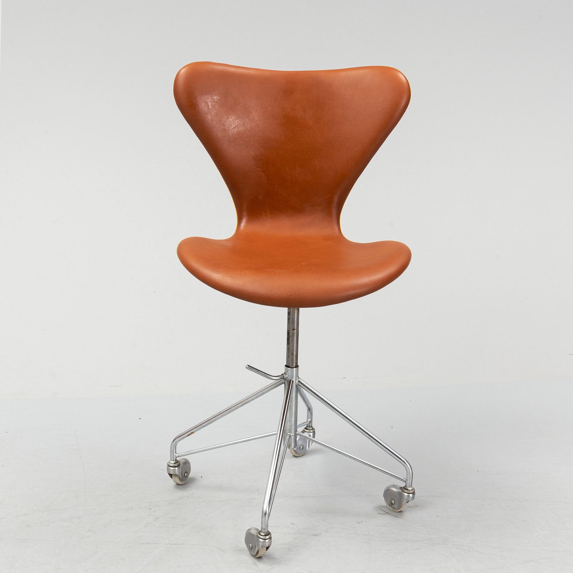 Arne Jacobsen, a 'Serie 7' desk chair, Fritz Hansen.