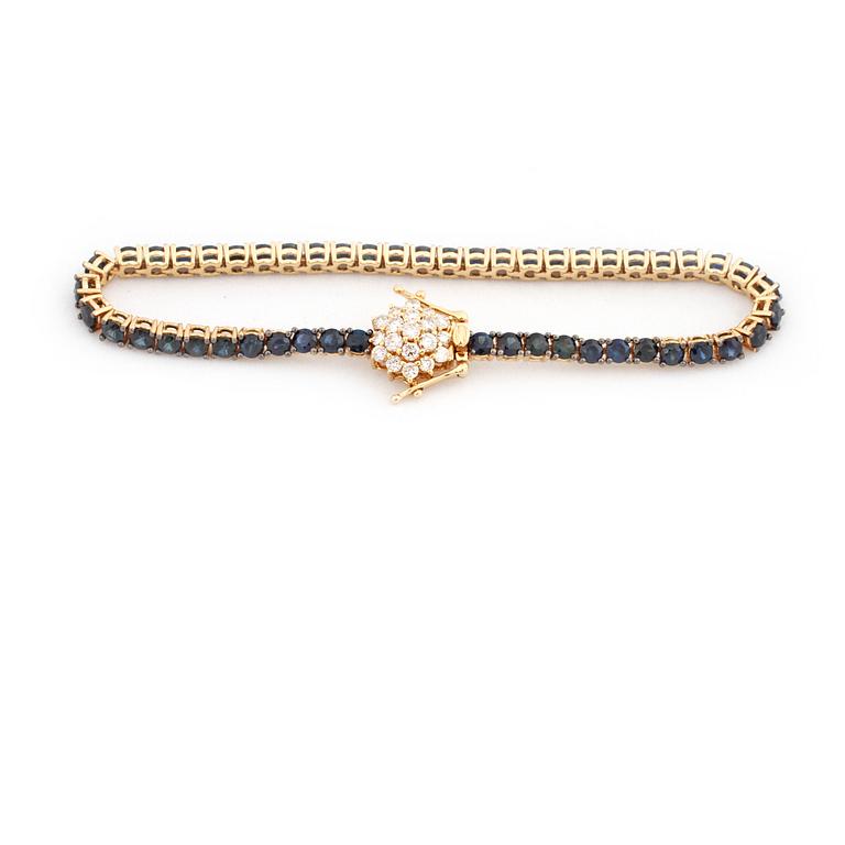 ARMBAND, 18k guld med briljantslipade diamanter, 0.60 ct samt fasettslipade blå safirer, 5.80 ct. Vikt 11,6 g.