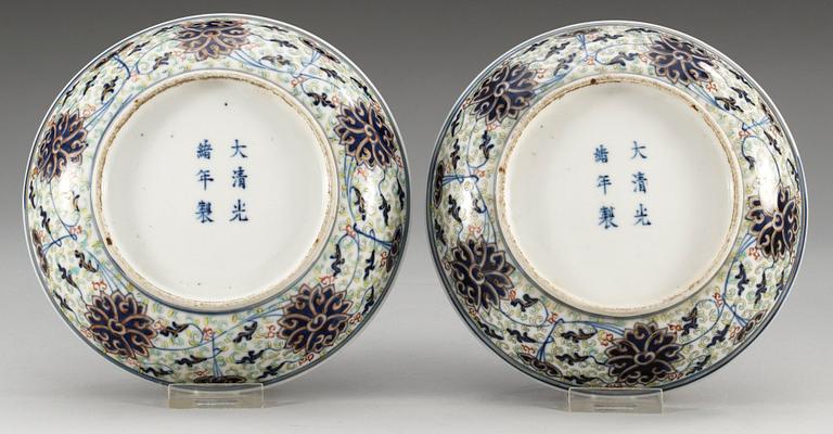 SKÅLFAT, ett par, porslin. Qing dynastin med Guanxus sex karaktärers märke och period (1875-1908).