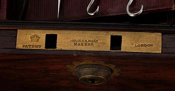 TOILETTESCHATULL/RESESCHATULL, silver och glas. T Dalton, London, England. 1834.