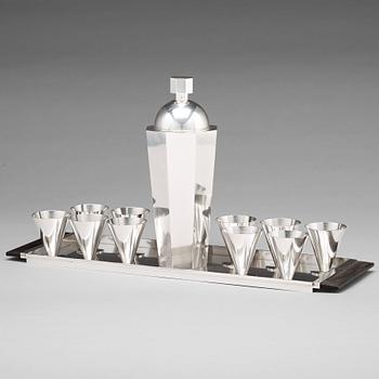 128. Wiwen Nilsson, a cocktail set comprising a cocktailshaker, ten glasses and a tray, Lund, sterling 1946.