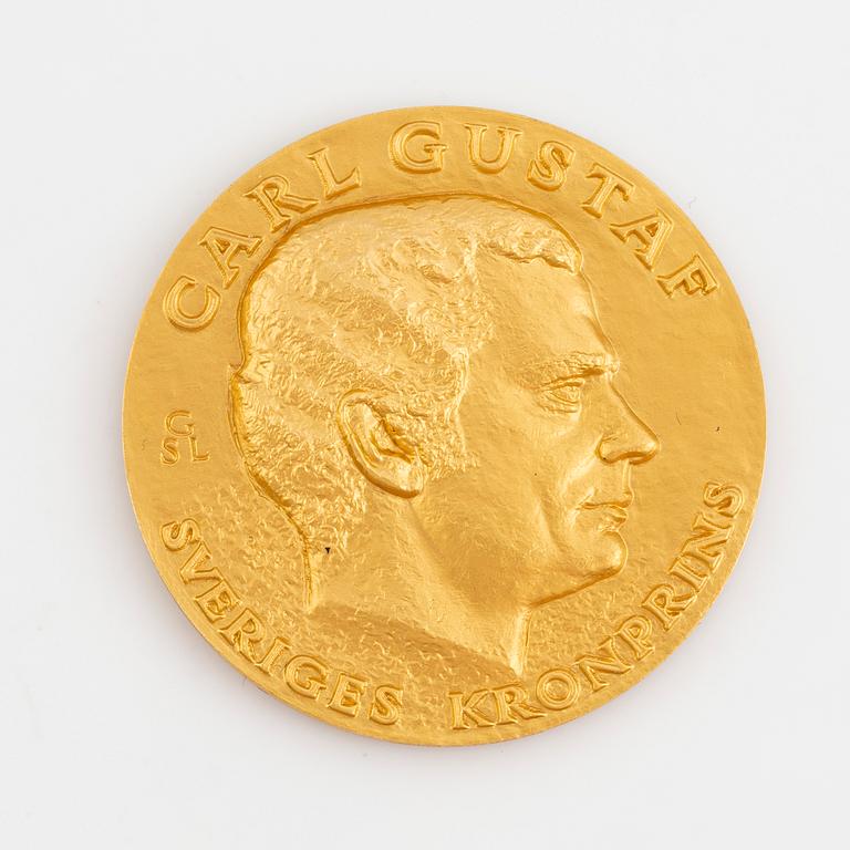 A Swedish 18K gold medal, over H.K.H. King Carl XVI Gustaf as crown prince.