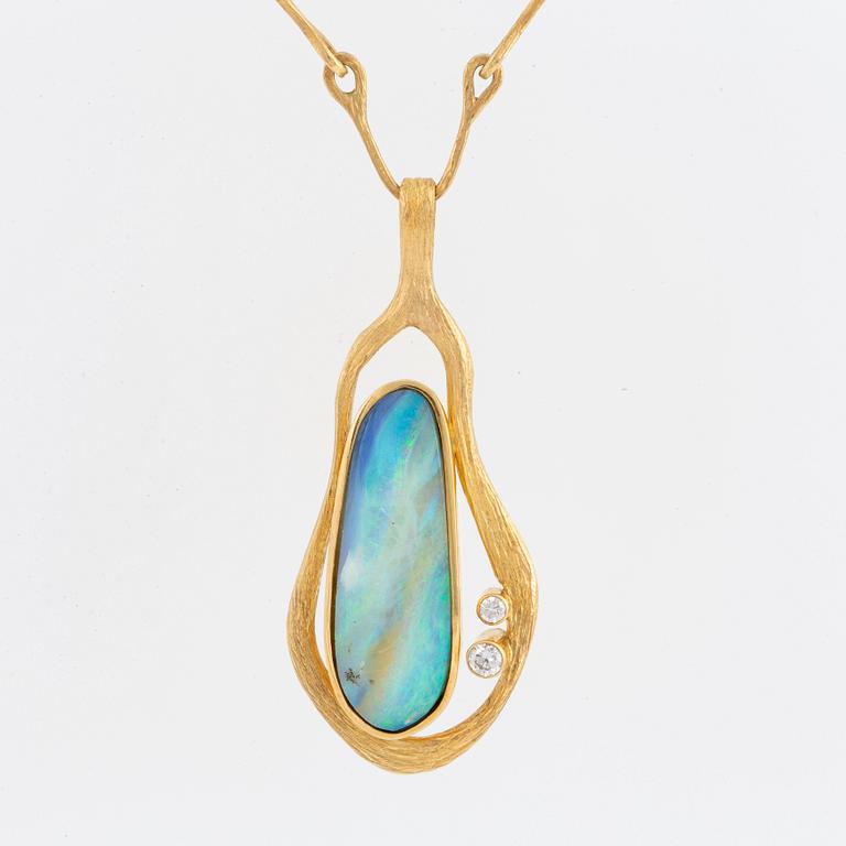 Ole Lynggaard necklace with opal and brilliant-cut diamonds.