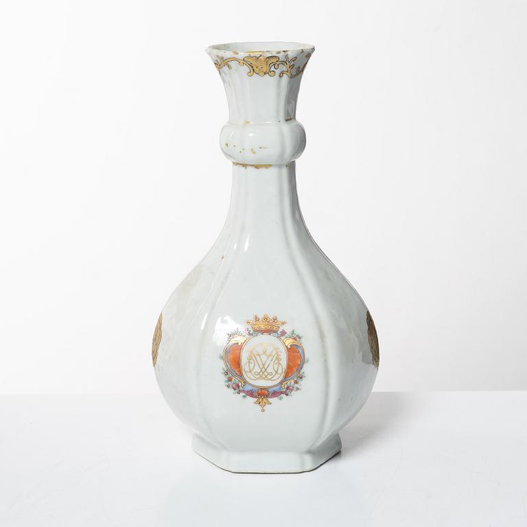 Flaska, vapenporslin. Qingdynastin, 1700-tal.