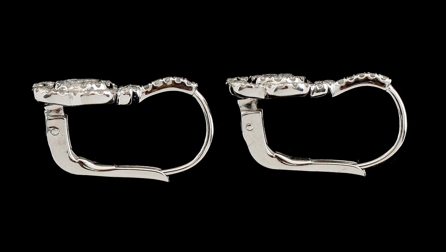 ÖRHÄNGEN, 1 par, 18 k vitguld, briljant- och baguettslipade diamanter tot ca 0.82 ct. Vikt ca 3,5 g.