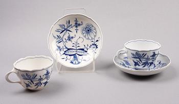 TEKOPPAR, 12 st, porslin, "Lökmönstret", Meissen, 1900-tal.