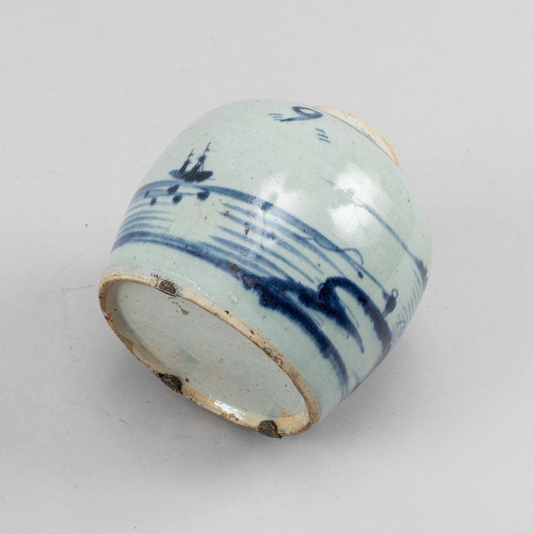 A blue and white tea caddy and a ginger jar, Qing dynasty, circa 1900.