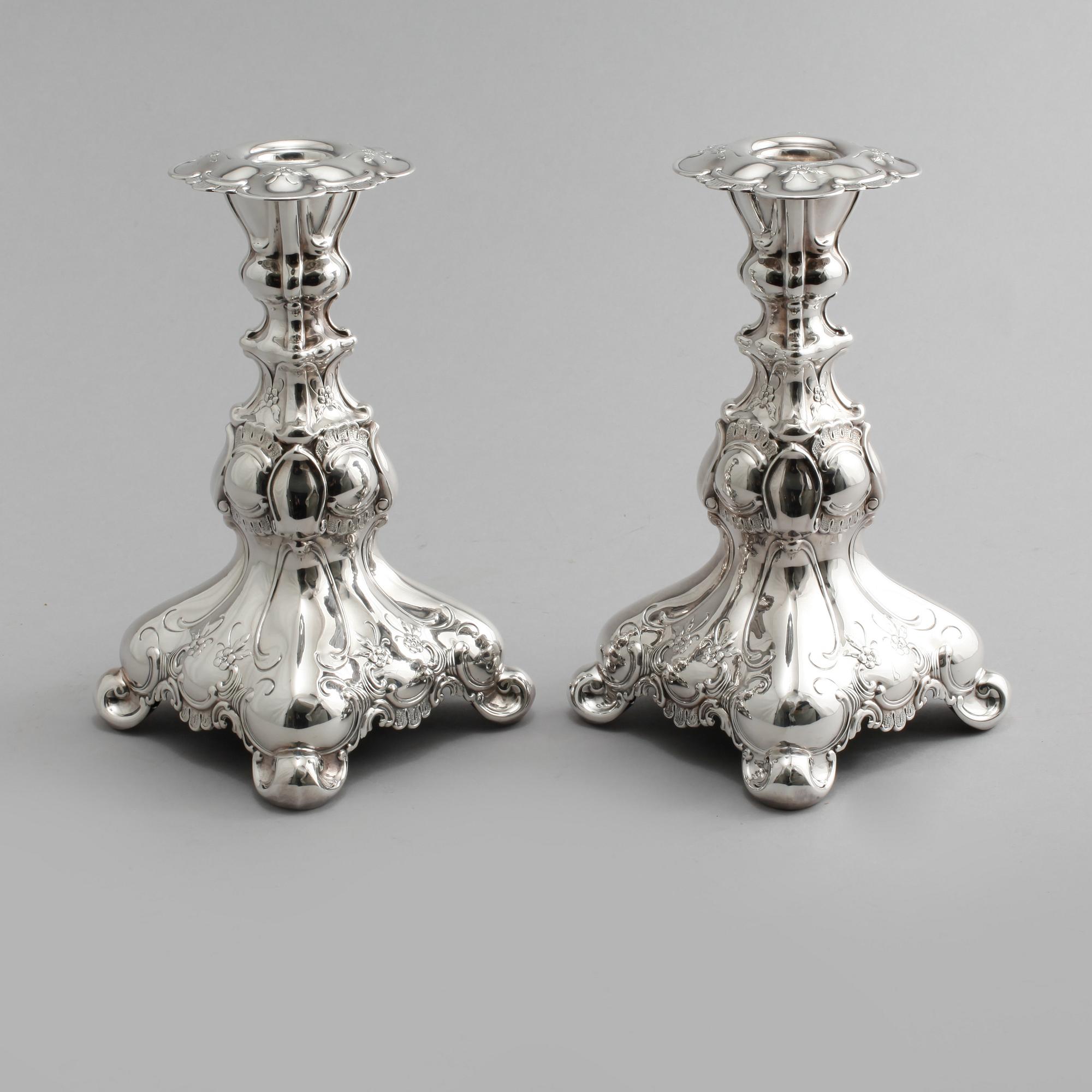 LJUSSTAKAR, ett par, silver, rokokostil, GAB, Stockholm, 1952.
