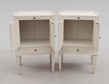 SÄNGBORD, 1 par, gustaviansk stil, 1900-talets andra hälft.