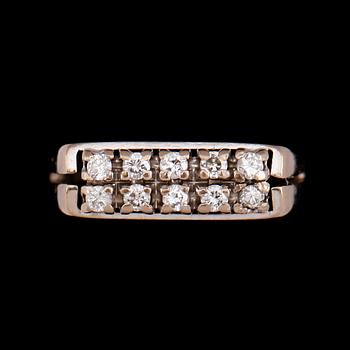 RING, 18 k vitguld med 10 mindre briljantslipade diamanter. Total vikt ca 5 gram.