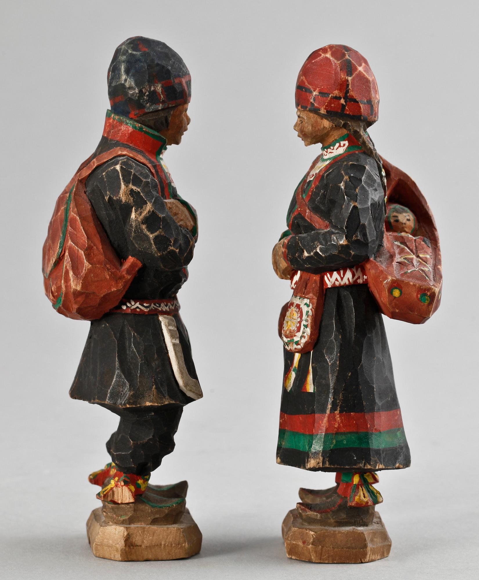 TRÄFIGURER, 2 st, Torborg Lindberg Karlsson, sign.