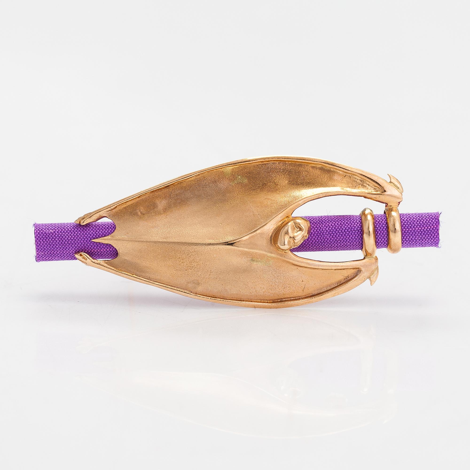 Kimmo Virkkunen, A 14K gold and textile brooch. Helsinki 1990.