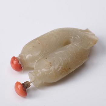 A nephrite double fish snuff bottle with stoppers, Qing dynasty (1664-1912).