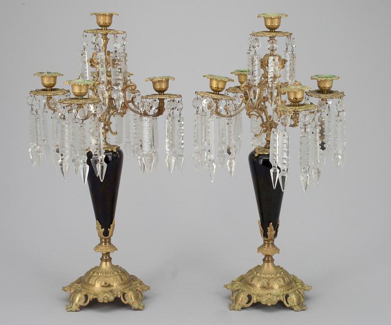 KANDELABRAR, ett par, brons och keramik, tidigt 1900-tal.