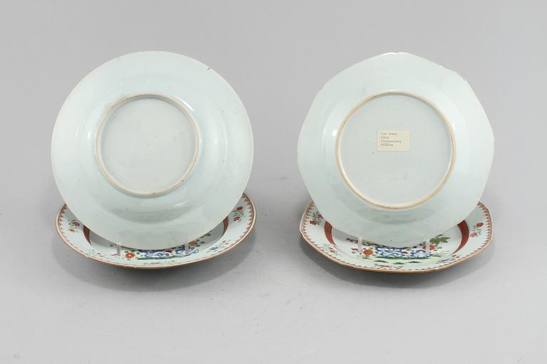 TALLRIKAR, ett par samt DJUPA TALLRIKAR, ett par, porslin, Kina, 1700-tal.