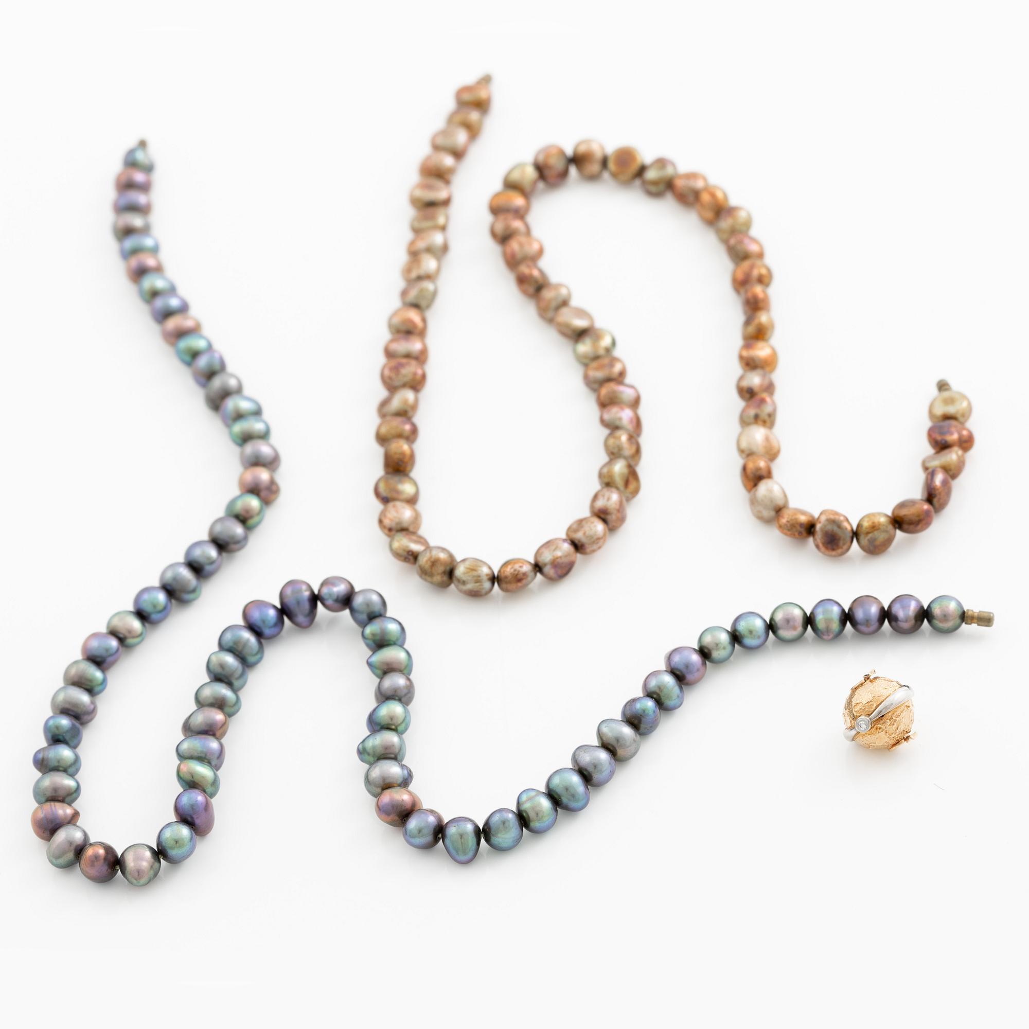 A Per Borup clasp in 18K gold with round brilliant-cut diamonds.