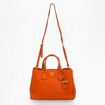 Prada, a 'Vitello Daino Tote' bag.