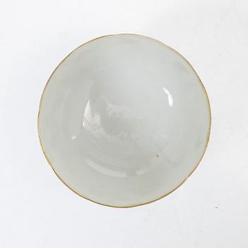 Skålar, tre stycken, samt litet blåvitt ytterfoder och lackask, porslin, Qingdynastin, 1800-tal.