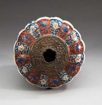 An unusual imari jar, Qing dynasty, Kangxi (1662-1722).