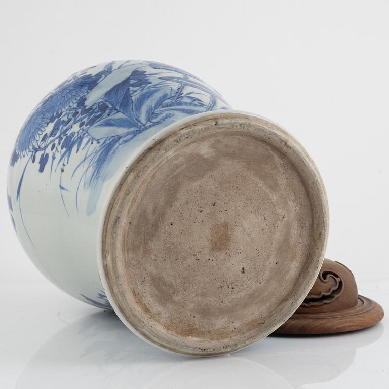 A Chinese blue and white porcelain urn with wooden cover, Qing dynasty, 19th century.