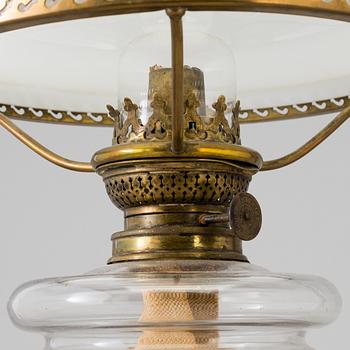 FOTOGENLAMPA, mässing, kolonnskaft, vit glaskupa, 1900-talets första hälft.