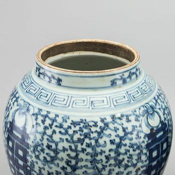 A pair of Chinese blue and white lid urns, turn of the cenntury 1900.