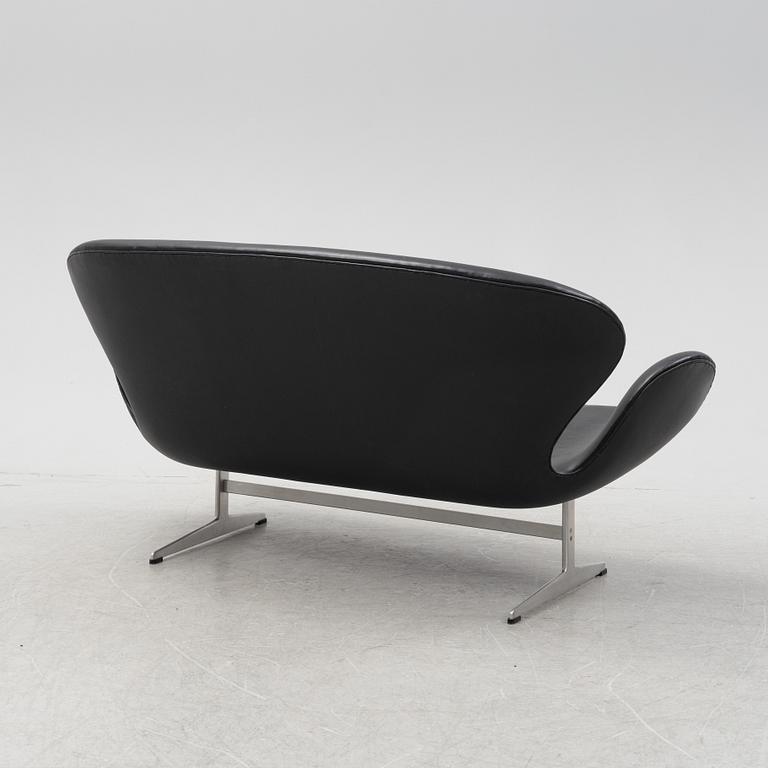 Arne Jacobsen, soffa, "Svanen" Fritz Hansen, Danmark, sent 1900-tal.