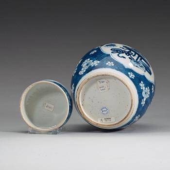 A blue and white jar with cover, Qing dynasty, Kangxi (1662-1722).