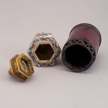 Two Japanese vases, bronze and porcelain, 20th century.