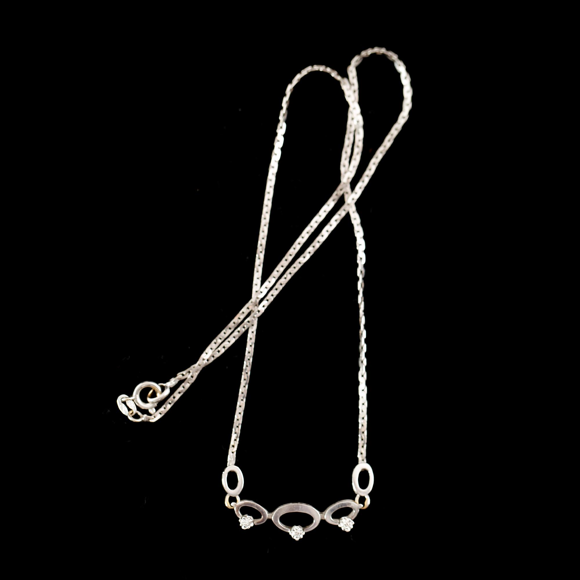 COLLIER, 18 k vitguld med 3 mindre briljanter. Totalvikt 6 g.