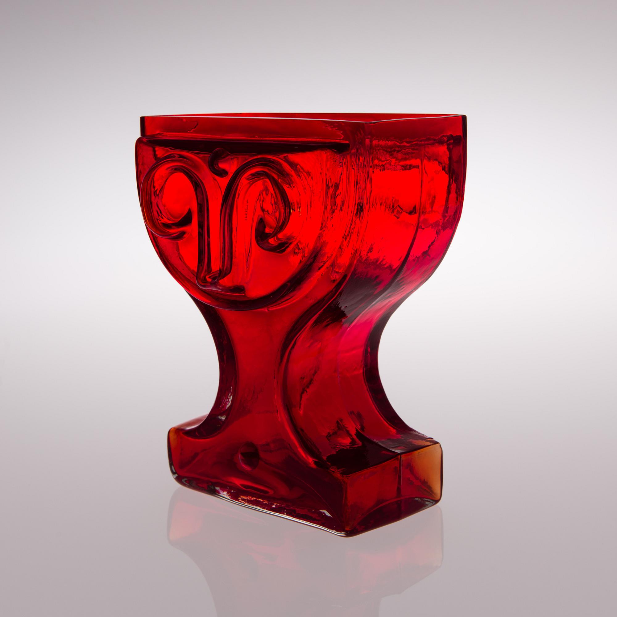 A 1970S GLASS VASE VIKTORIANA by Riihimäen Lasi.