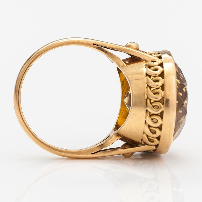 An 18K gold ring with a citrine. E.P. Alholinna, Helsinki 1957.