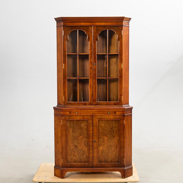 Vitrinskåp, Engelsk stil, 1900-tal.