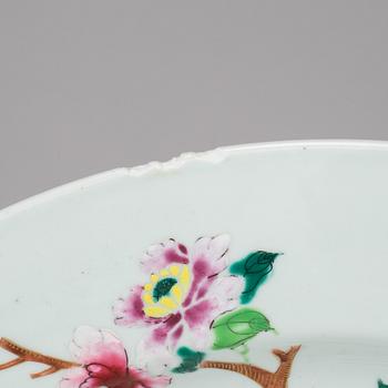 A Chinese famille rose export porcelain serving dish, Qing dynasty, Qianlong (1736-95).