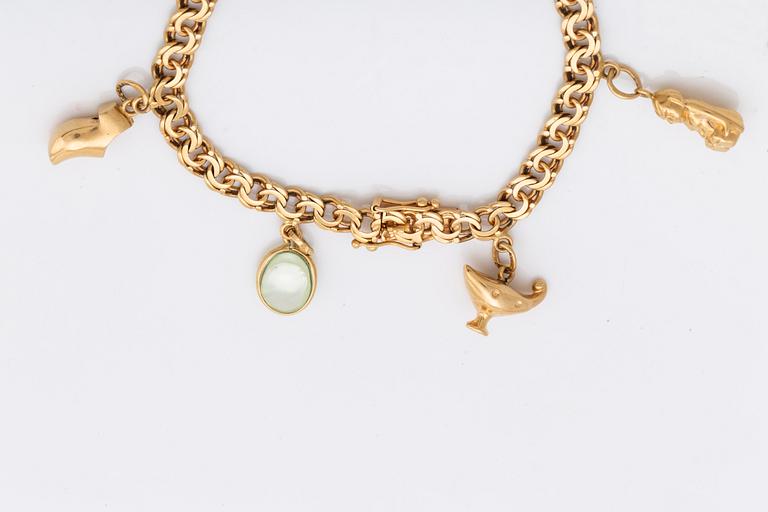 T AHLBERG & CO armband med berlocker 18K guld Stockhlom 1973, total vikt 16 gram.