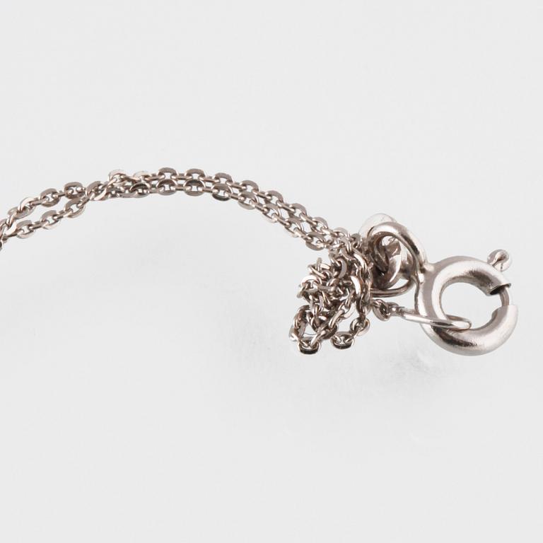 HÄNGE, 18K vitguld med odlad pärla, lila safir ca 0.82 ct samt briljantslipade diamanter ca 0.15 ct Vikt 3,8 gram.