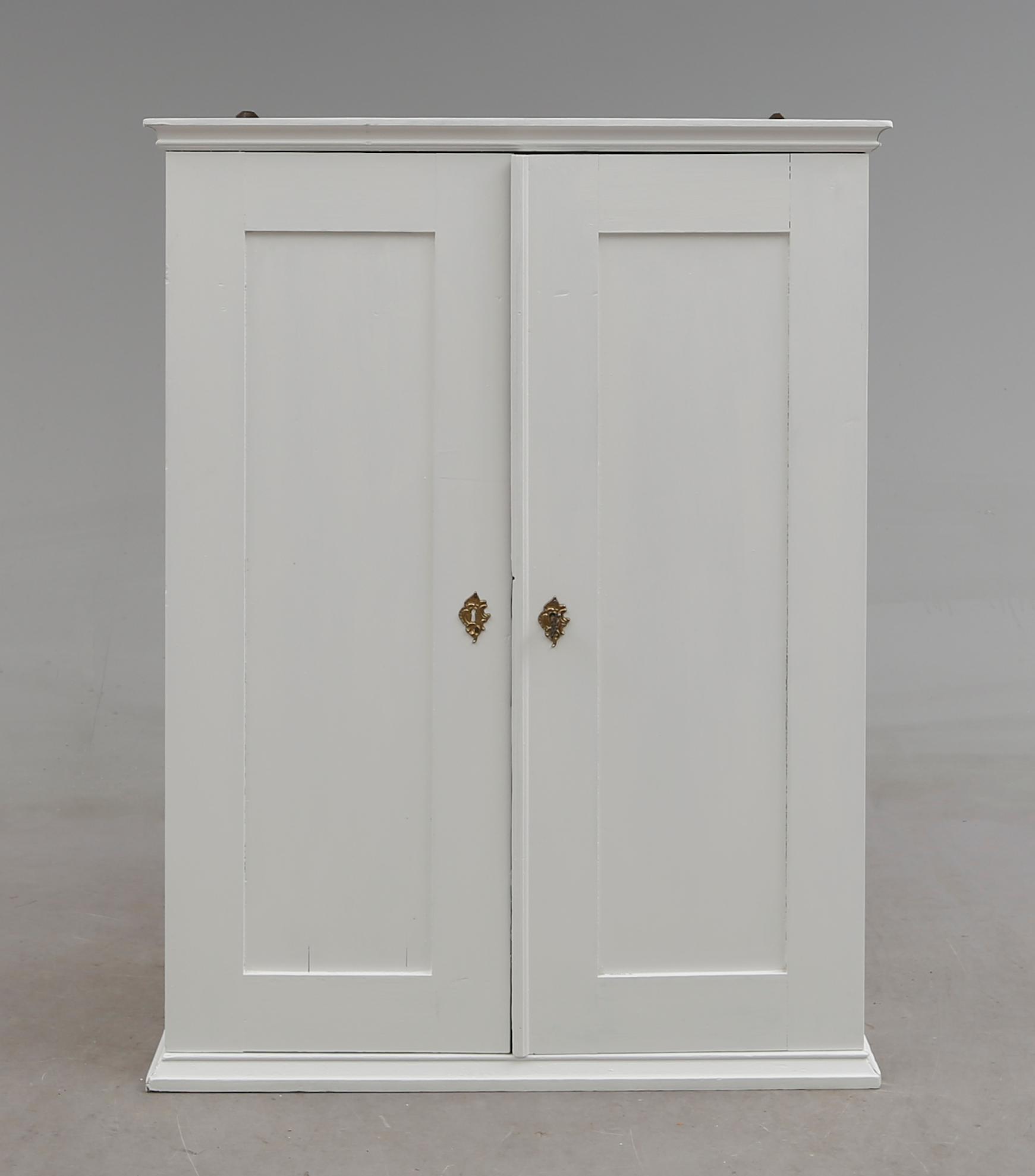 HÄNGSKÅP, 1800-talets andra hälft.