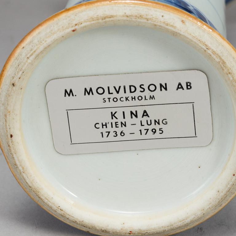 TRUMPETVAS, porslin. Qingdynastin, Qianlong (1736-95), samt DOSA, lack, tidigt 1900-tal.