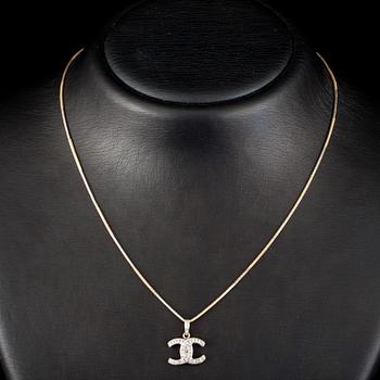 HÄNGSMYCKE, guld 14K, 33 små diamanter. I form av Chanel logo. Vikt 5,9 g.